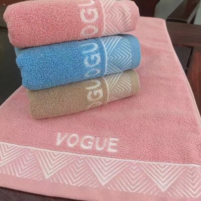 Une serviette en coton à bandes pour piano à double face avec logo personnalisé et étiquetage à l'épreuve des enfants
