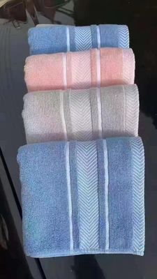 Une serviette en coton à bandes pour piano à double face avec logo personnalisé et étiquetage à l'épreuve des enfants