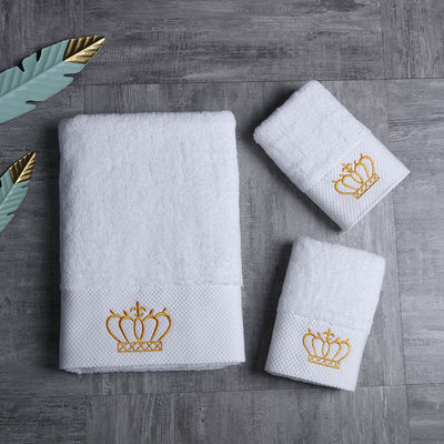 Cadeau de salon de beauté de couleur simple. Une serviette de bain en coton pur.