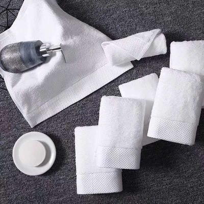 Cadeau de salon de beauté de couleur simple. Une serviette de bain en coton pur.