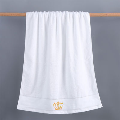 Cadeau de salon de beauté de couleur simple. Une serviette de bain en coton pur.