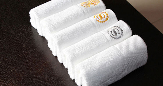 Cadeau de salon de beauté de couleur simple. Une serviette de bain en coton pur.