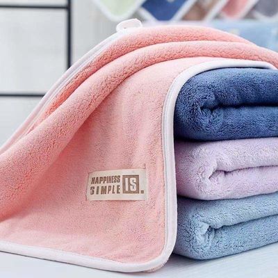 Une serviette de visage en velours de corail épaisse et douce, parfaite pour absorber la sueur, personnalisable