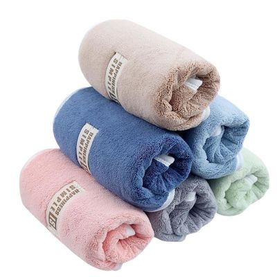 Une serviette de visage en velours de corail épaisse et douce, parfaite pour absorber la sueur, personnalisable