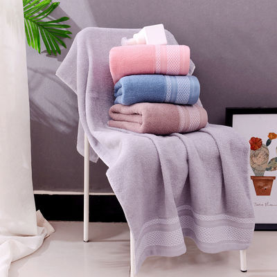 Offre de salon de beauté épaissie de couleur claire Avantage de la serviette de bain en coton absorbant doux