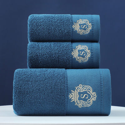 Logo personnalisé brodé en coton pur. Des serviettes douces et absorbantes.