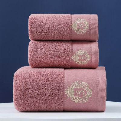 Logo personnalisé brodé en coton pur. Des serviettes douces et absorbantes.