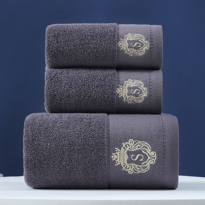 Logo personnalisé brodé en coton pur. Des serviettes douces et absorbantes.