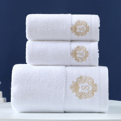 Logo personnalisé brodé en coton pur. Des serviettes douces et absorbantes.