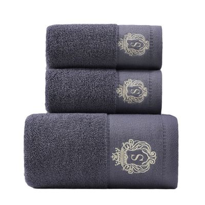 Logo personnalisé brodé en coton pur. Des serviettes douces et absorbantes.