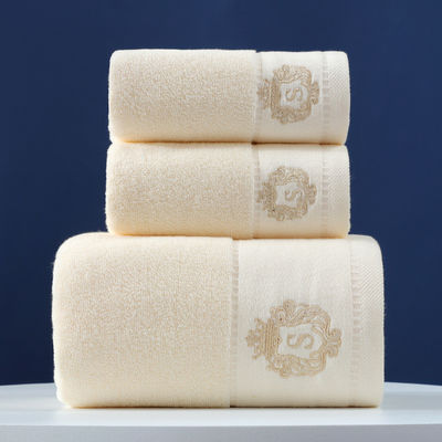 Logo personnalisé brodé en coton pur. Des serviettes douces et absorbantes.