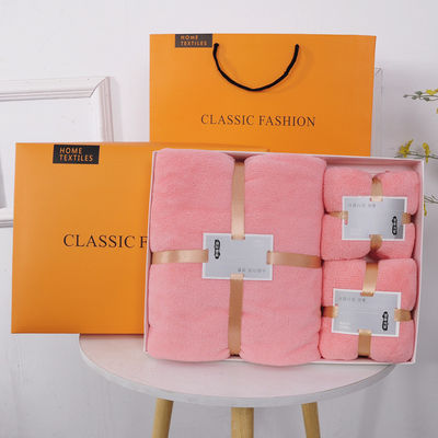 Ensemble de serviettes de bain en microfibre de couleur personnalisée pour les adultes dans une présentation d'hôtel de luxe