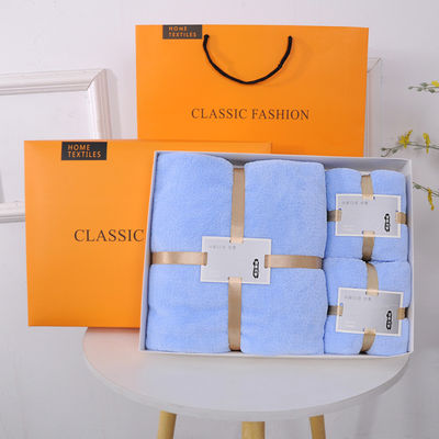 Ensemble de serviettes de bain en microfibre de couleur personnalisée pour les adultes dans une présentation d'hôtel de luxe