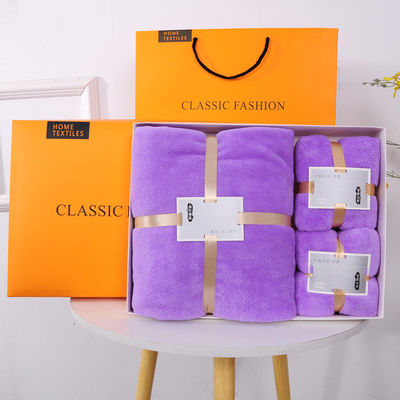 Ensemble de serviettes de bain en microfibre de couleur personnalisée pour les adultes dans une présentation d'hôtel de luxe