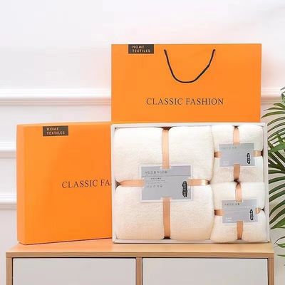Ensemble de serviettes de bain en microfibre de couleur personnalisée pour les adultes dans une présentation d'hôtel de luxe
