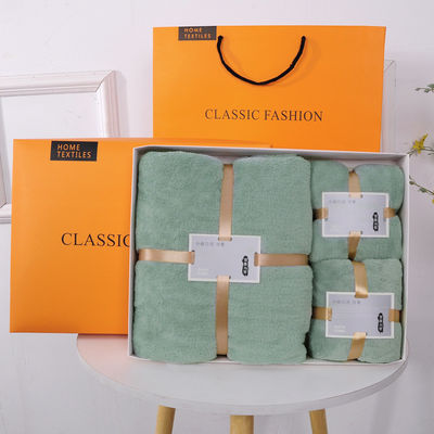 Ensemble de serviettes de bain en microfibre de couleur personnalisée pour les adultes dans une présentation d'hôtel de luxe