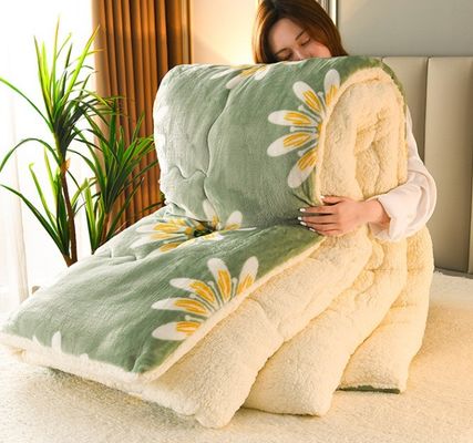 Couette d'hiver en polyester épaissie en laine d'agneau chaude pour un sommeil doux et confortable