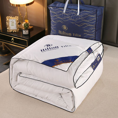 Taille personnalisée Hôtel Hilton durable Couette textile Couette Lit avec 100% polyester