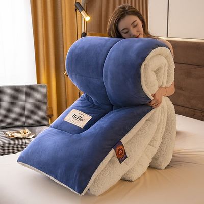 Une couette élégante, confortable, douce, confortable, lourde, avec un sherpa.