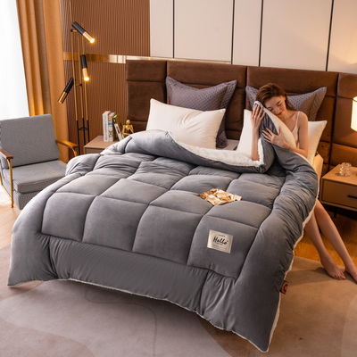 Une couette élégante, confortable, douce, confortable, lourde, avec un sherpa.
