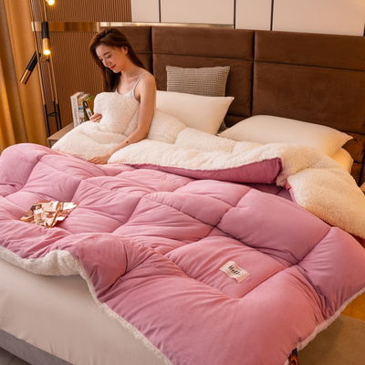 Une couette élégante, confortable, douce, confortable, lourde, avec un sherpa.