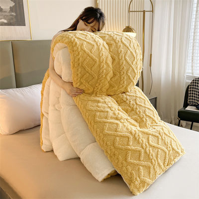Couleur personnalisée épaissie Couette chaude en laine d'agneau pour une couette en fibres chimiques durables