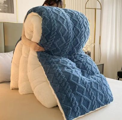 Couleur personnalisée épaissie Couette chaude en laine d'agneau pour une couette en fibres chimiques durables