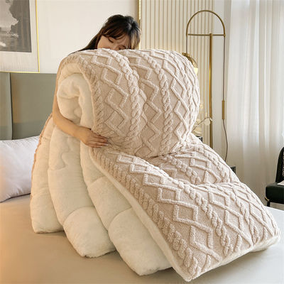 Couleur personnalisée épaissie Couette chaude en laine d'agneau pour une couette en fibres chimiques durables