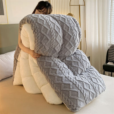 Couleur personnalisée épaissie Couette chaude en laine d'agneau pour une couette en fibres chimiques durables