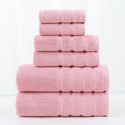 Améliorez votre salle de bains avec cette serviette en coton épaissie et peignée en blanc