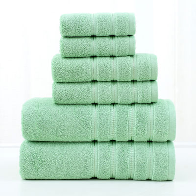 Améliorez votre salle de bains avec cette serviette en coton épaissie et peignée en blanc