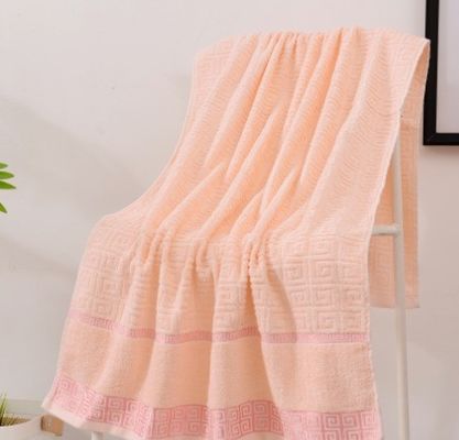 Des serviettes de bain en coton rectangulaire pour adultes douces et écologiques 100% pures