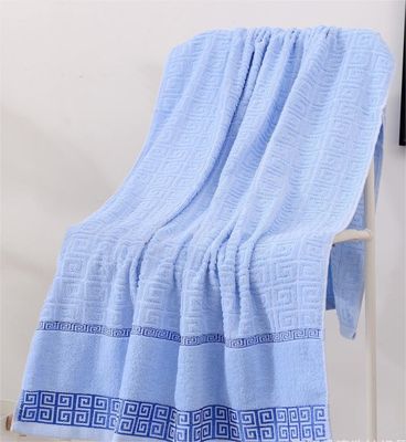 Des serviettes de bain en coton rectangulaire pour adultes douces et écologiques 100% pures