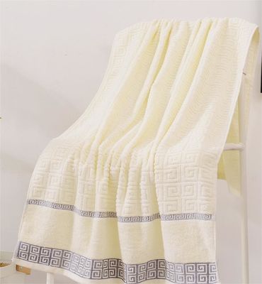 Des serviettes de bain en coton rectangulaire pour adultes douces et écologiques 100% pures