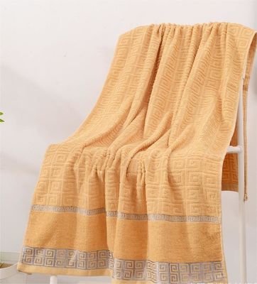 Des serviettes de bain en coton rectangulaire pour adultes douces et écologiques 100% pures