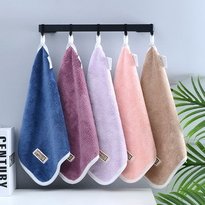 L' écharpe à l' écorce noire en peluche épaissie pour le nettoyage du visage et la beauté
