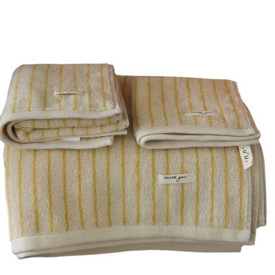 Ajoutez une touche de style à votre bain avec un ensemble de serviettes en coton à rayures multicolores