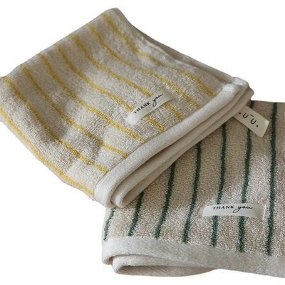 Ajoutez une touche de style à votre bain avec un ensemble de serviettes en coton à rayures multicolores