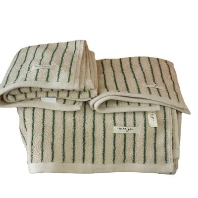Ajoutez une touche de style à votre bain avec un ensemble de serviettes en coton à rayures multicolores