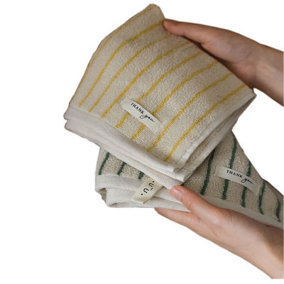Ajoutez une touche de style à votre bain avec un ensemble de serviettes en coton à rayures multicolores