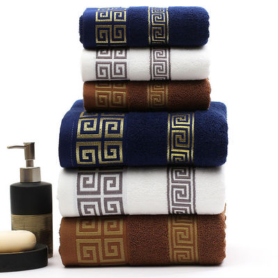 Une serviette de bain en coton rectangulaire 32S personnalisée montrée en haute absorbance pour un hôtel