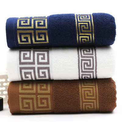Une serviette de bain en coton rectangulaire 32S personnalisée montrée en haute absorbance pour un hôtel