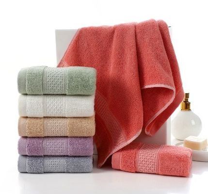 Jacquard 100% coton serviette pour le lavage du visage Couleur solide serviette douce Sélection populaire