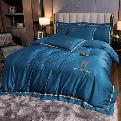 Accueil Polyester de luxe brodé linge de lit en soie ensemble avec couverture de couette de couleur solide