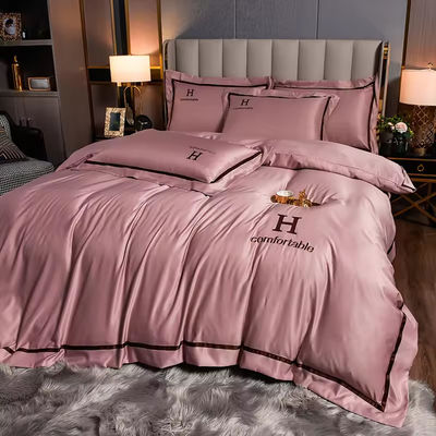 Accueil Polyester de luxe brodé linge de lit en soie ensemble avec couverture de couette de couleur solide