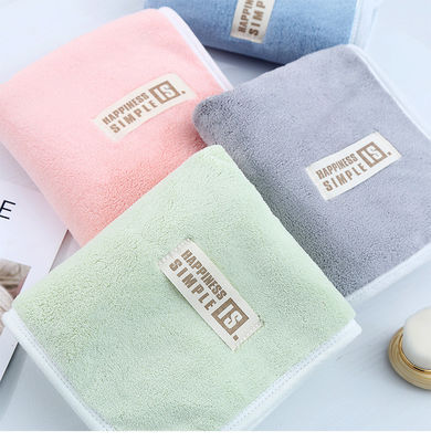 Des serviettes de lavage du visage pour hommes et femmes en velours de corail, idéales pour le ménage