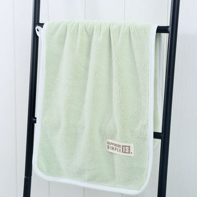 Des serviettes de lavage du visage pour hommes et femmes en velours de corail, idéales pour le ménage