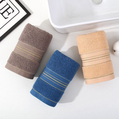 Une serviette en soie dorée sombre, douce et absorbante, idéale pour la maison.