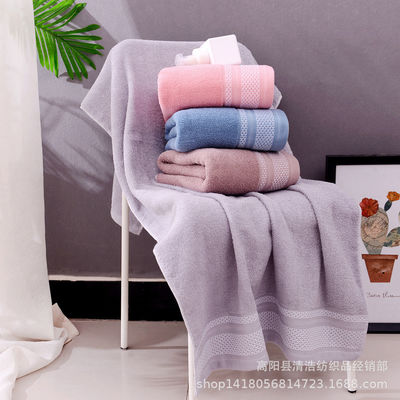 Une serviette de bain de couleur solide pour adultes Logo personnalisé Publicité Essuie-glace pour poitrine haute absorption