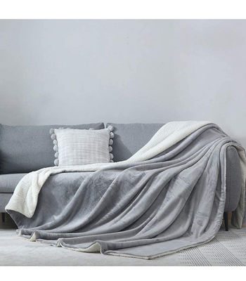 Le luxe et le confort avec notre couverture Sherpa en flanelle grise moderne toute saison